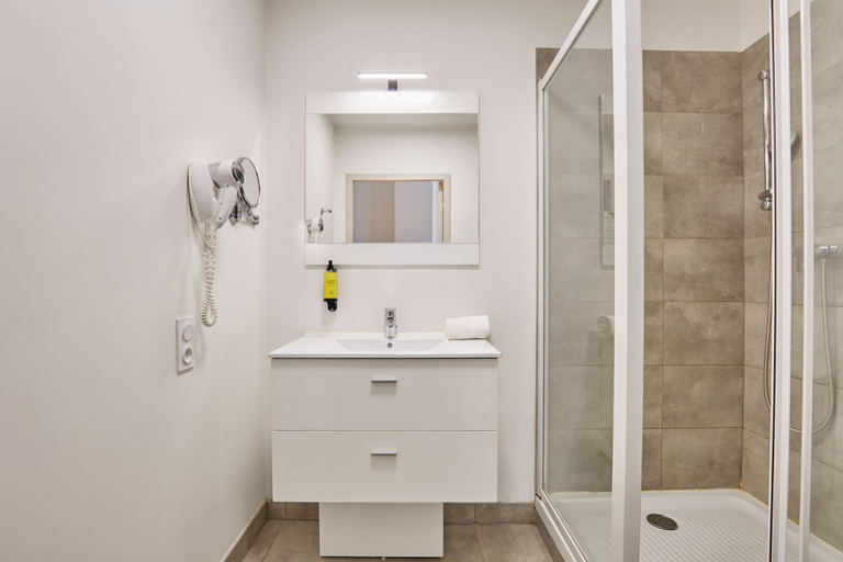 Bathroom 2, Odalys City Apartment Hotel - Toulouse Centre Gare, Haute-Garonne