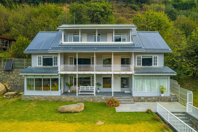 Exterior & Views