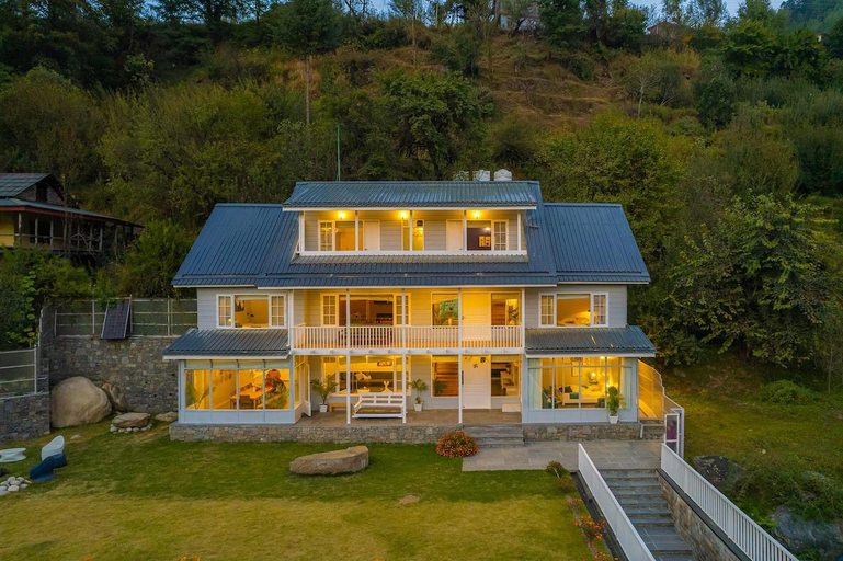 Exterior & Views