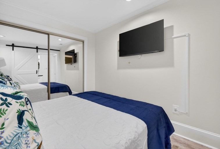 Room 2, River Room Getaway On Front Street - Suite C 1 Bedroom Apts, Georgetown