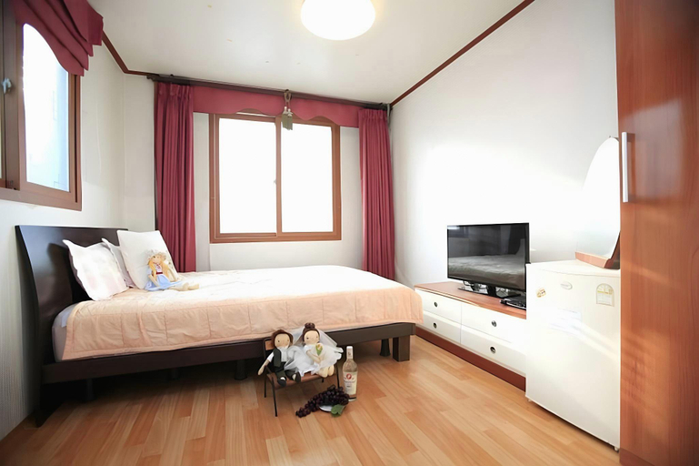 Bedroom 2, Donghae(mangsang) East House, Donghae