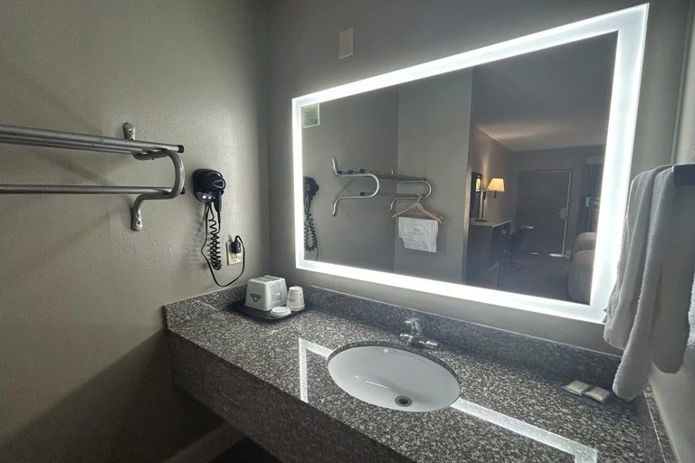 Bathroom 4, Days Inn by Wyndham Dublin GA, Laurens