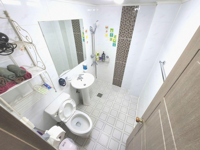 Bathroom, Junlive Pension, Ganghwa