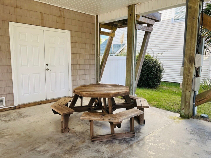 Outdoor dining, Beach Ya There 5 Bedroom Home by RedAwning, Brunswick