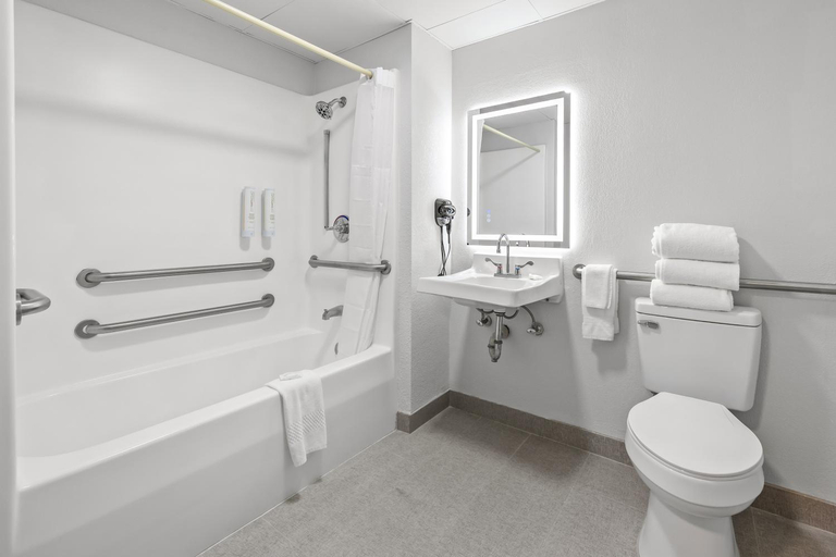 Bathroom 4, Clarion Pointe Springfield Southeast, Greene