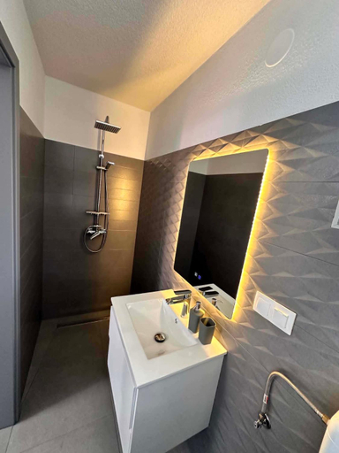 Bathroom 2, Muzsikas Vendeghaz, Lupeni