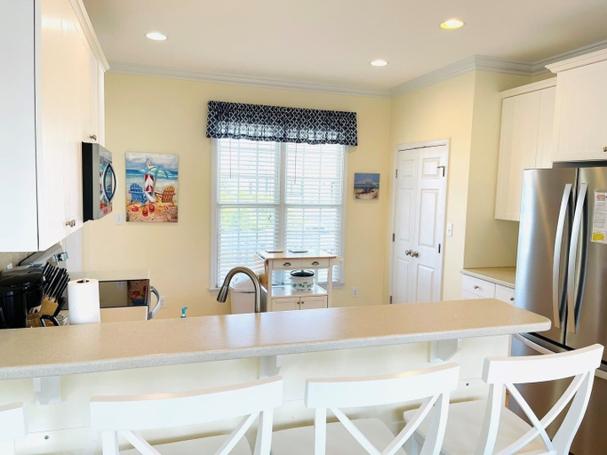 Private kitchen 5, Angling Inn 4 Bedroom Home by RedAwning, Brunswick