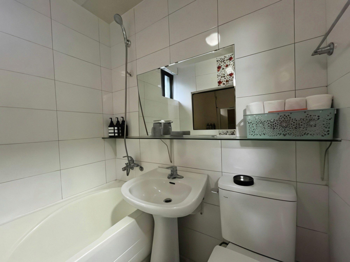 Bathroom, Prince Motel, Dong