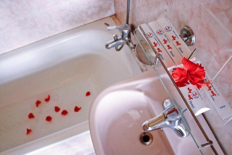 Bathroom, Whynot Hotel, Huế