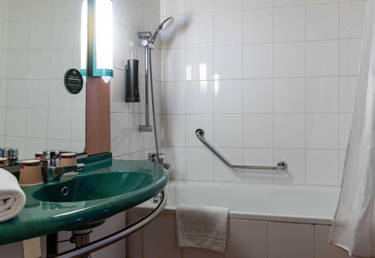 Bathroom 4, B&B Hotel Grenoble Université 2, Isère