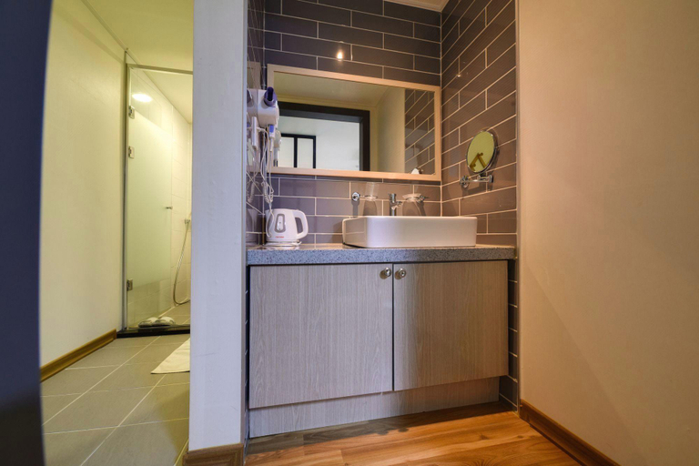 Bathroom 4, The Hotel Business, Gangneung