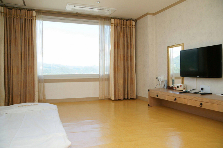 Bedroom 2, Chuncheon Bears Hotel, Chuncheon