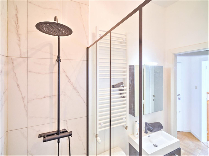 Bathroom 5, 1-bedroom lodge in Antwerp Centre, Antwerpen