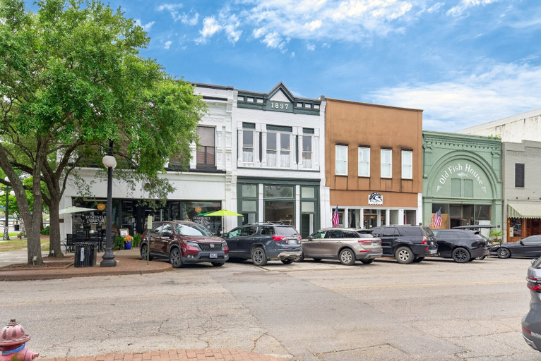 Parking 3, River Room Getaway On Front Street - Suite C 1 Bedroom Apts, Georgetown
