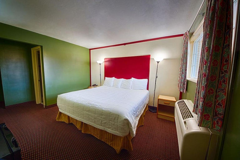 Bedroom 3, Budget Inn, Wasco