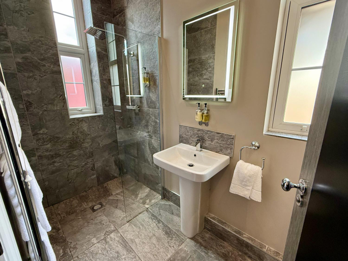 Bathroom 4, The Raven, Northamptonshire