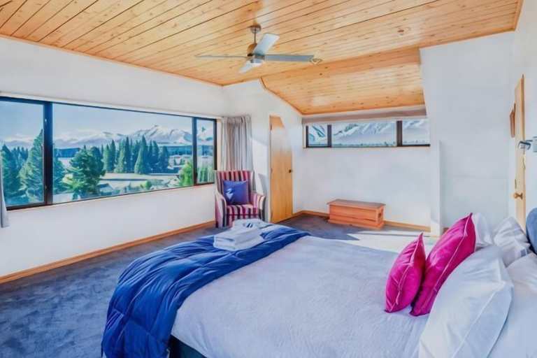 Bedroom 1, The Lake House, Mackenzie