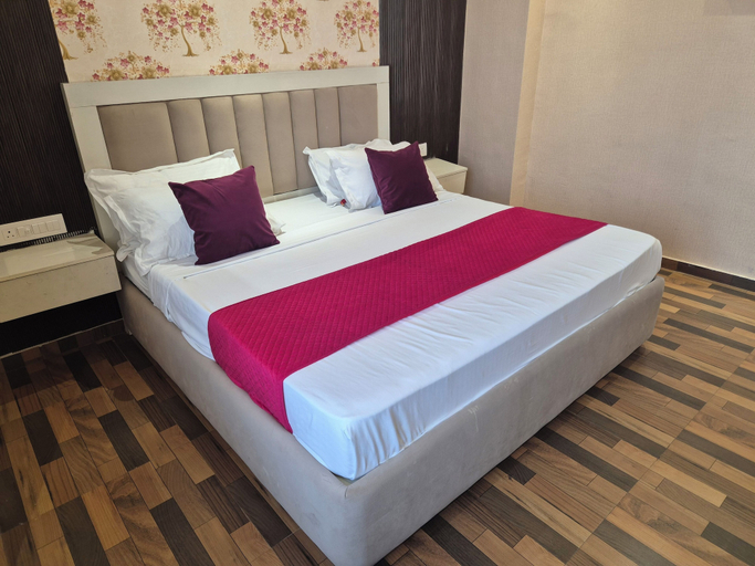 Room 5, OnlyStay Ginger Palace Sector 19 Noida, Gautam Buddha Nagar