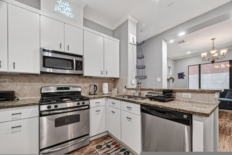 Room 5, Skyline Views Rooftop Retreat Sleeps 8, Houston