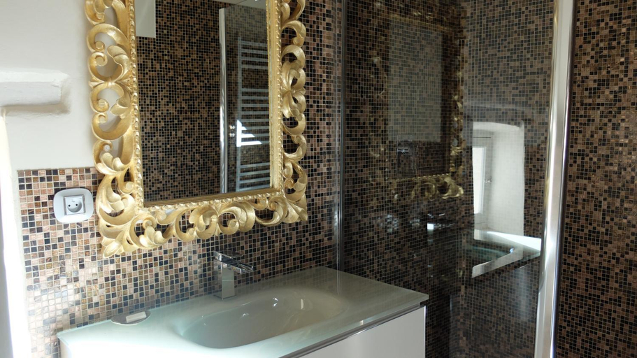 Bathroom 2, Chambre d'hotes Au Chant des Sorgues, Vaucluse