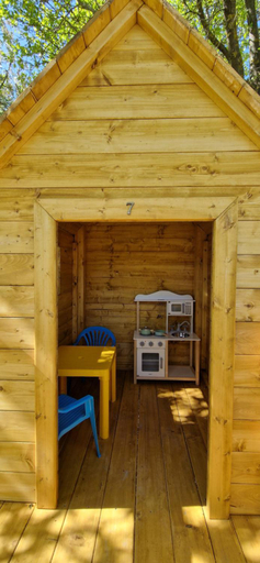 Sport & Beauty 2, Deres Apartmanhaz, Zirc