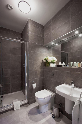 Bathroom 5, Glenroyal Hotel