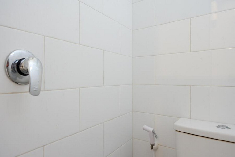 Bathroom 4, RedDoorz Syariah near Alun Alun Tegal, Tegal