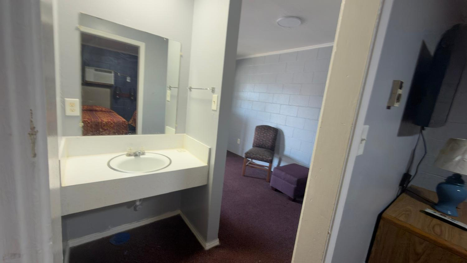 Shower, Ada Inn & Suites, Pontotoc