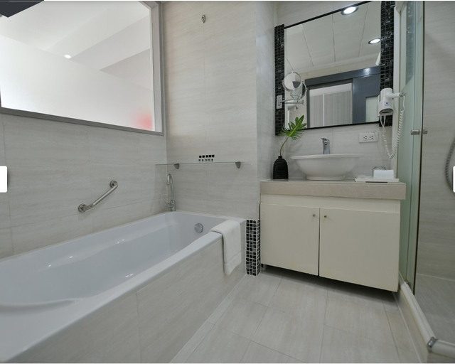 Bathroom 4, Paseo Premiere Hotel, Santa Rosa City