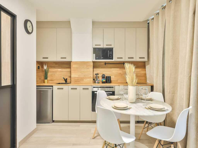 Others 5, Newly renovated appartement Canal de Lourq, Paris