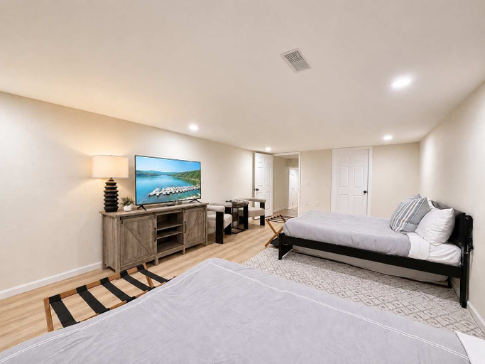 Room 2, Cliff Top Retreat - Spacious, Camden