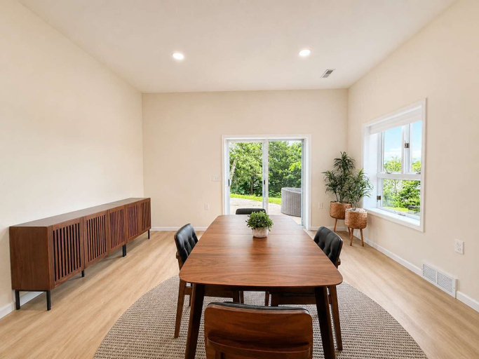 Dining 4, Cliff Top Retreat - Spacious, Camden