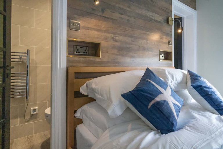Room 5, Riggers Rest Stylish Renovated Home With Parking, Isle of Wight