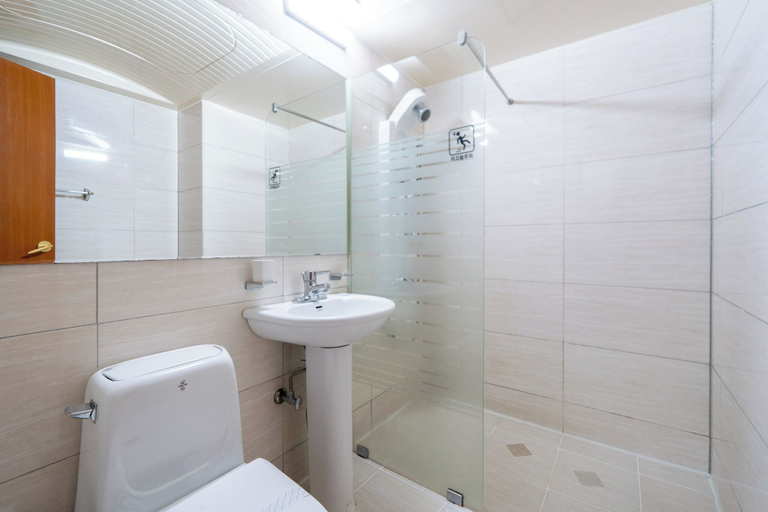 Bathroom 4, Bon Gaya Hotel, Boryeong