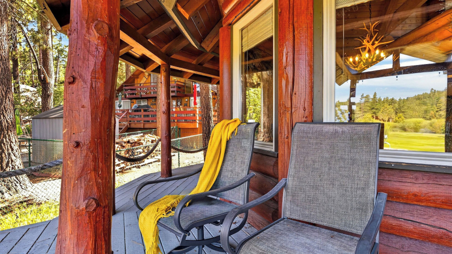 Interior 3, Moonshadows Log Cabin by Avantstay Hot Tub + Pool Table Bear Mtn + Lake, San Bernardino