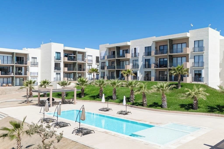 Pool 5, Bright and Modern Condo w/ Balcony, Shared Pool, A/c, Minutes to Beach & Town, La Paz
