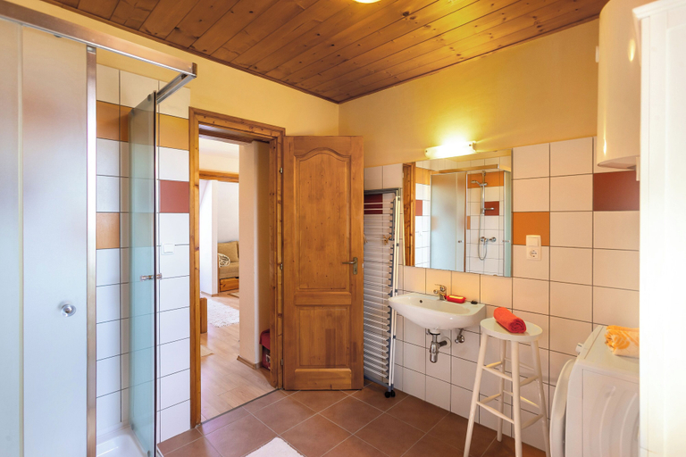 Bathroom 3, Lakeside Serenity House, Fonyód