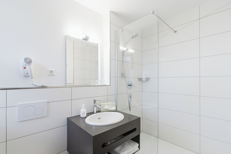 Bathroom 3, Hotel Gasthof Zum Rössle, Neu-Ulm