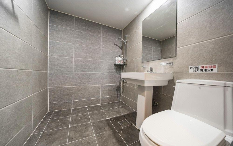 Bathroom, Anyang Donkey Hotel, Anyang