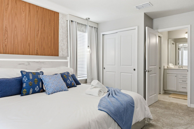 Room 4, Luxury Themed Villa, Pool, Theater, Game Room, Lake