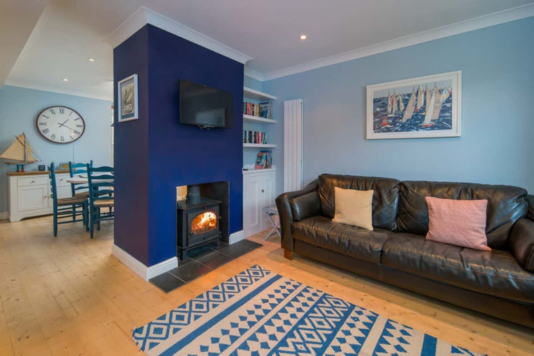 Room 2, Riggers Rest Stylish Renovated Home With Parking, Isle of Wight