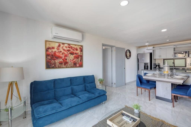 Living area 3, Hotel Suite With Ocean-view Rooftop Infinity Pool, Balconies & AC, La Paz
