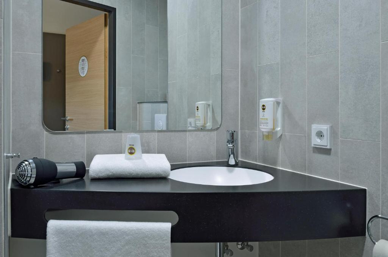 Bathroom 3, B&B HOTEL Munchen-Schwabing, München