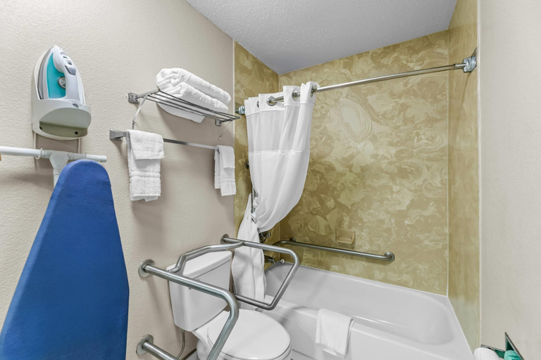 Bathroom 4, Econo Lodge Greenville, Washington