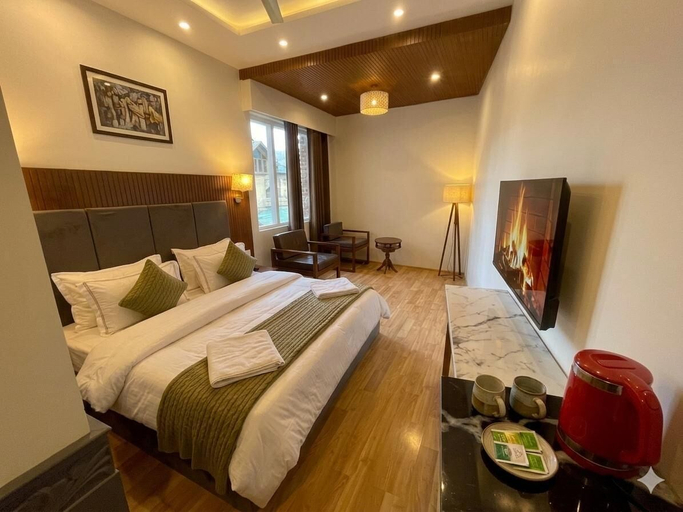 Room 2, Hotel Golden bees gym & spa, Srinagar