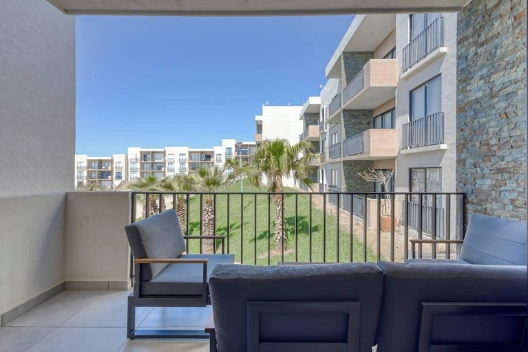 Property grounds 2, Bright and Modern Condo w/ Balcony, Shared Pool, A/c, Minutes to Beach & Town, La Paz