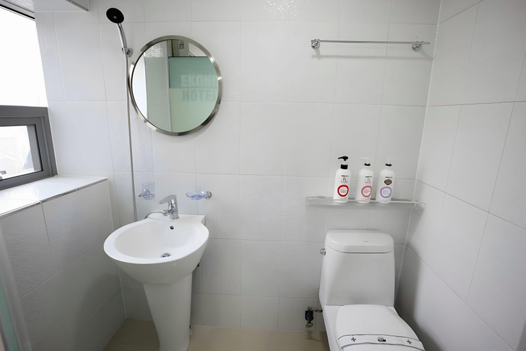 Bathroom 3, DDK Hotel, Jung