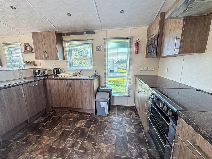Others 4, Stunning 4 Berth Lodge With Decking At Manor Park In Hunstanton Ref 23173K, Cambridgeshire