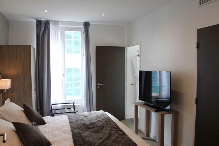 Bedroom 2, Hotel L'Esturgeon, Yvelines