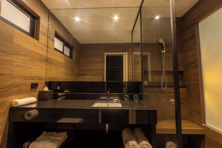 Bathroom 5, Lamana Hotel, National Capital District